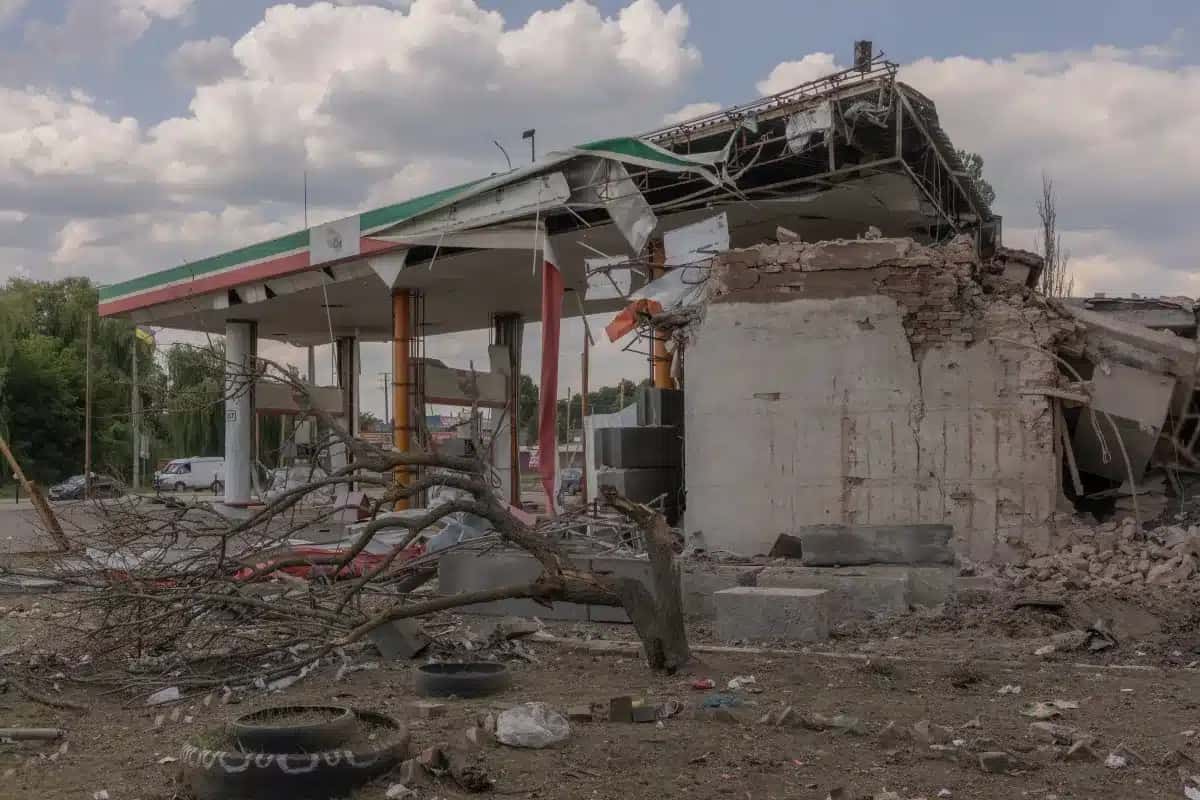 Posto de gasolina destruído num ataque aéreo na cidade de Izium, na região de Kharkiv, em julho de 2026
