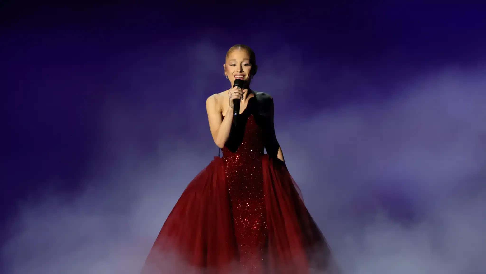 Ariana Grande se apresentando no Oscar de 2025