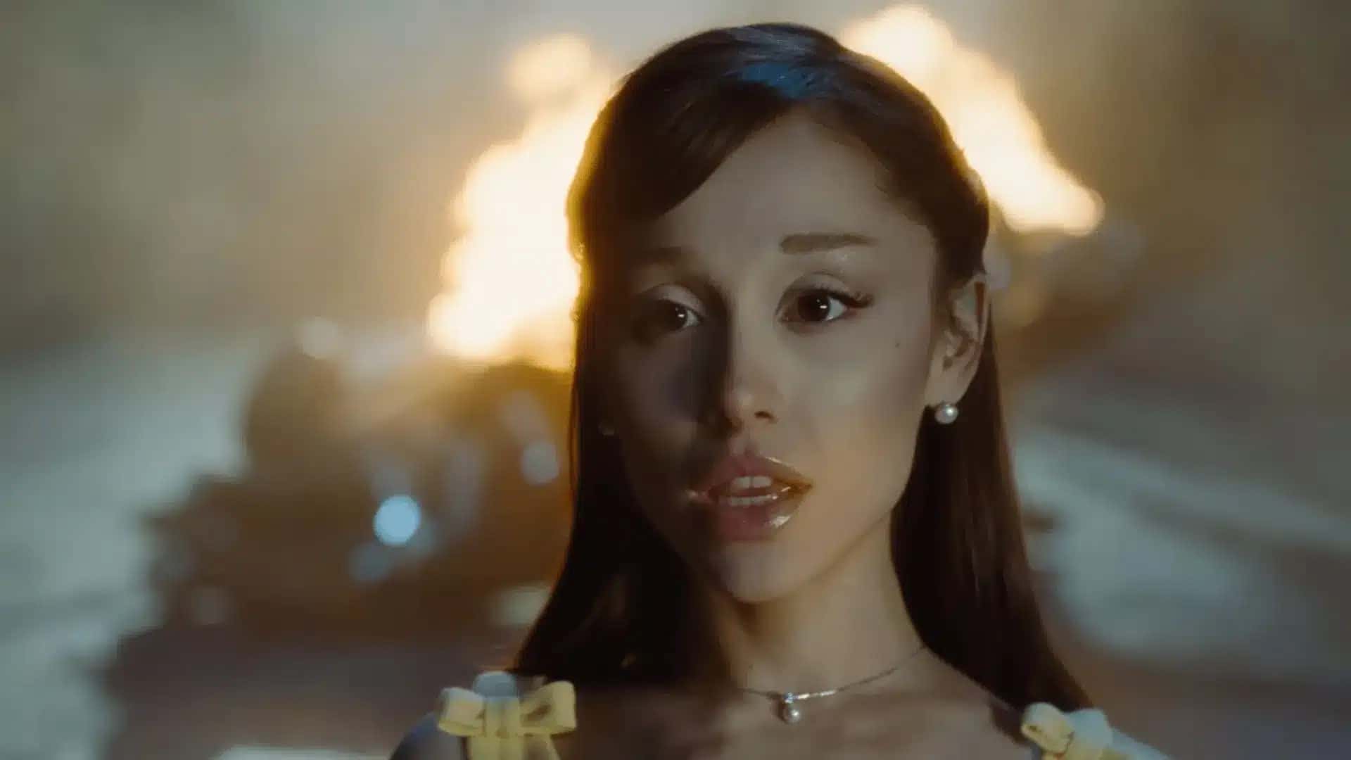 Ariana Grande no clipe de “Hate That I Made You Love Me”