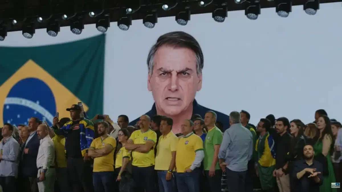 Vídeo de IA de Jair Bolsonaro na convenção do PL que oficializou candidatura de Flávio Bolsonaro à Presidência.