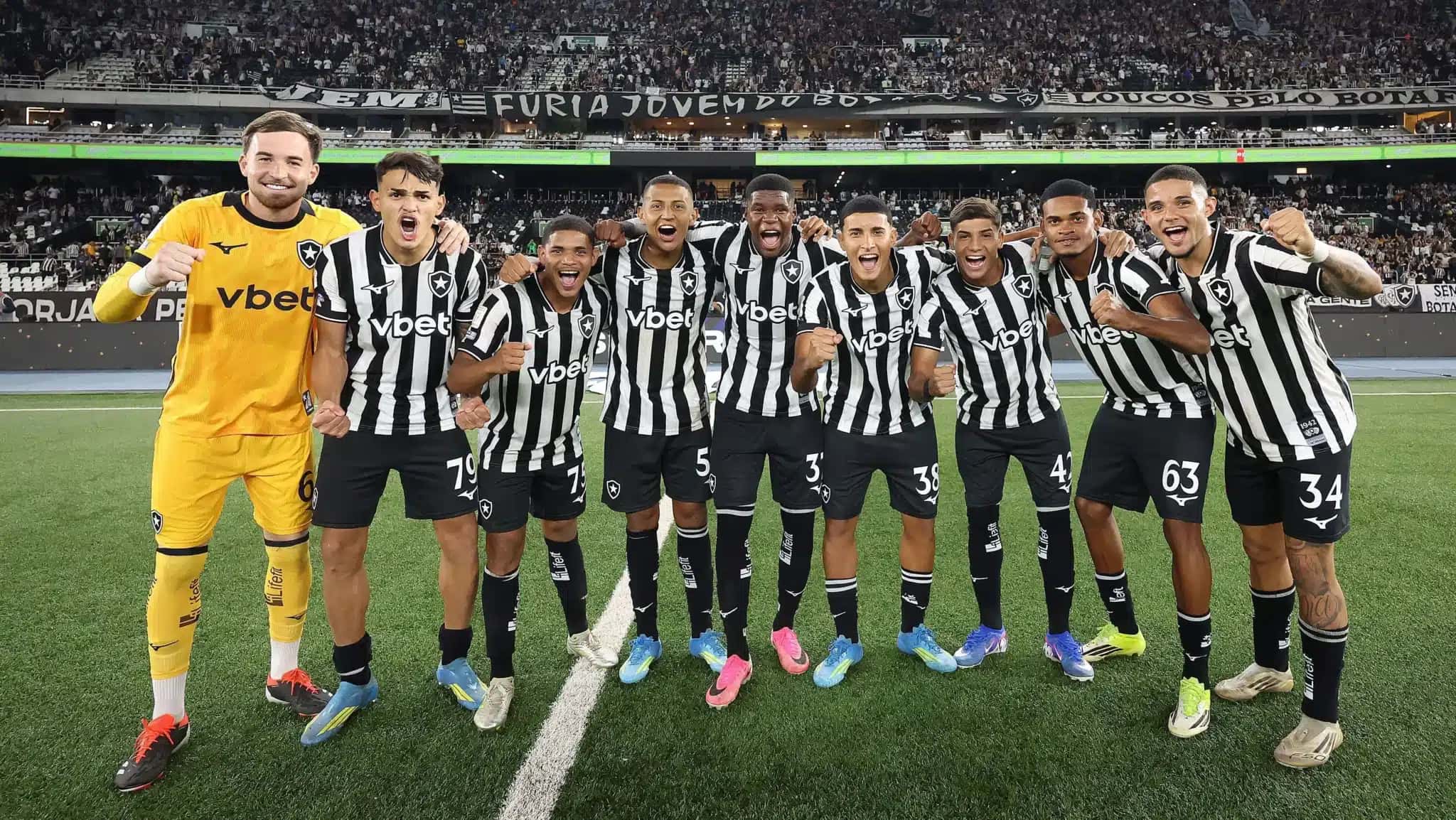Jogadores do Botafogo celebram a vitória sobre o Santos pelo Brasileirão