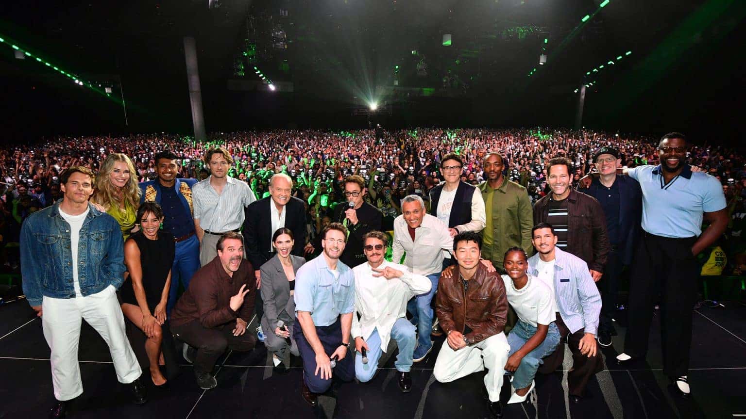 Kevin Feige e integrantes do elenco da Marvel Studios durante o painel realizado no Hall H da San Diego Comic-Con 2026. Foto: Divulgação/Marvel Studios/The Walt Disney Company (D23).
