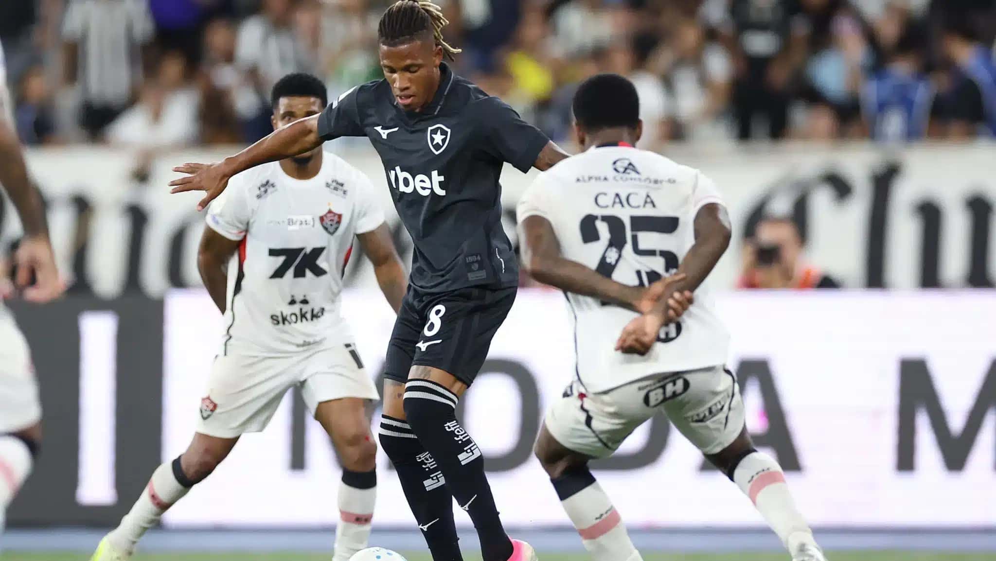 Danilo em ação pelo Botafogo contra o Vitória; esse foi seu 13º jogo pelo Alvinegro no Brasileirão