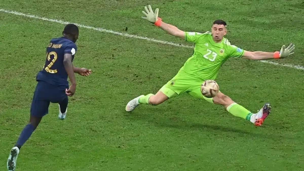 Dibu Martínez salva a Argentina no fim da prorrogação na decisão da Copa do Mundo 2022 contra a França