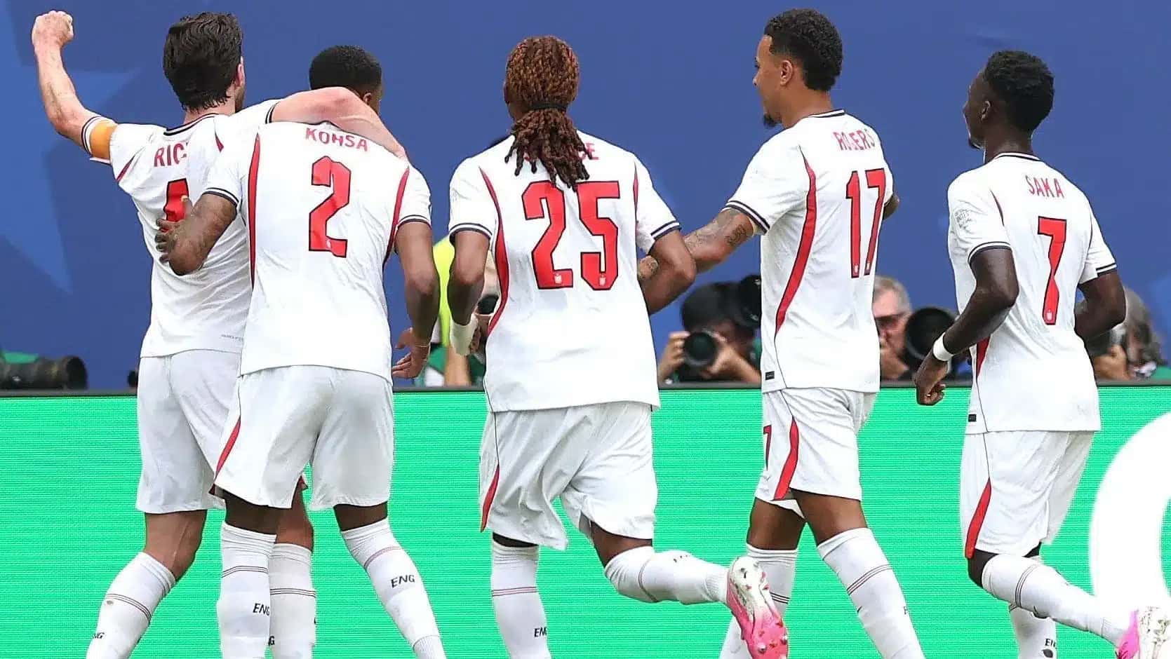 Jogadores da Inglaterra comemoram gol sobre a França na disputa de terceiro lugar da Copa do Mundo