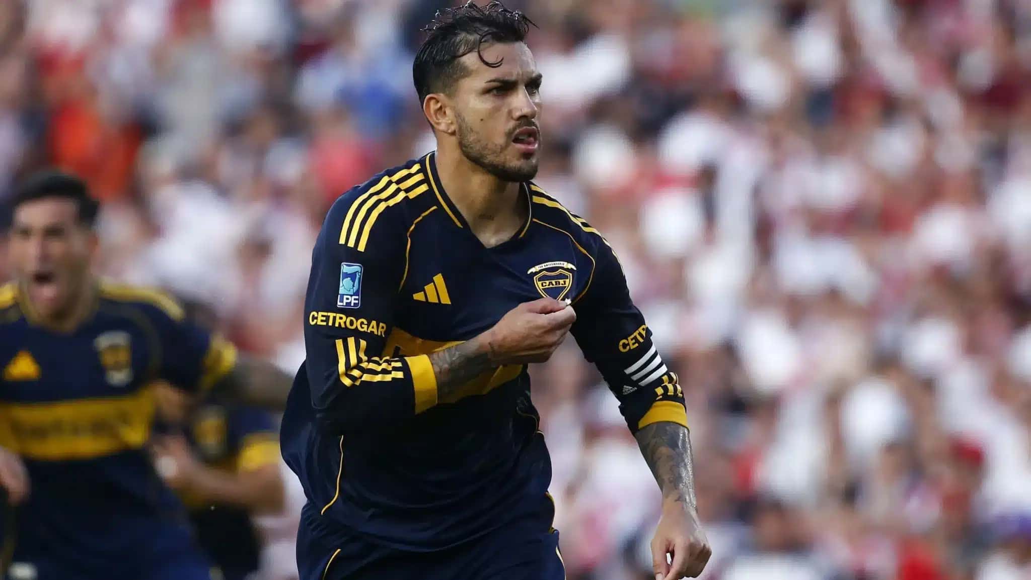 Leandro Paredes mostra o escudo do Boca Juniors após marcar o gol da vitória no clássico contra o River Plate no Monumental