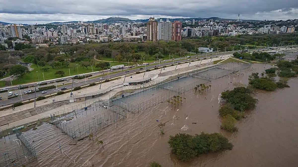 Orla do Guaíba alagada em enchente passada na região central de Porto Alegre