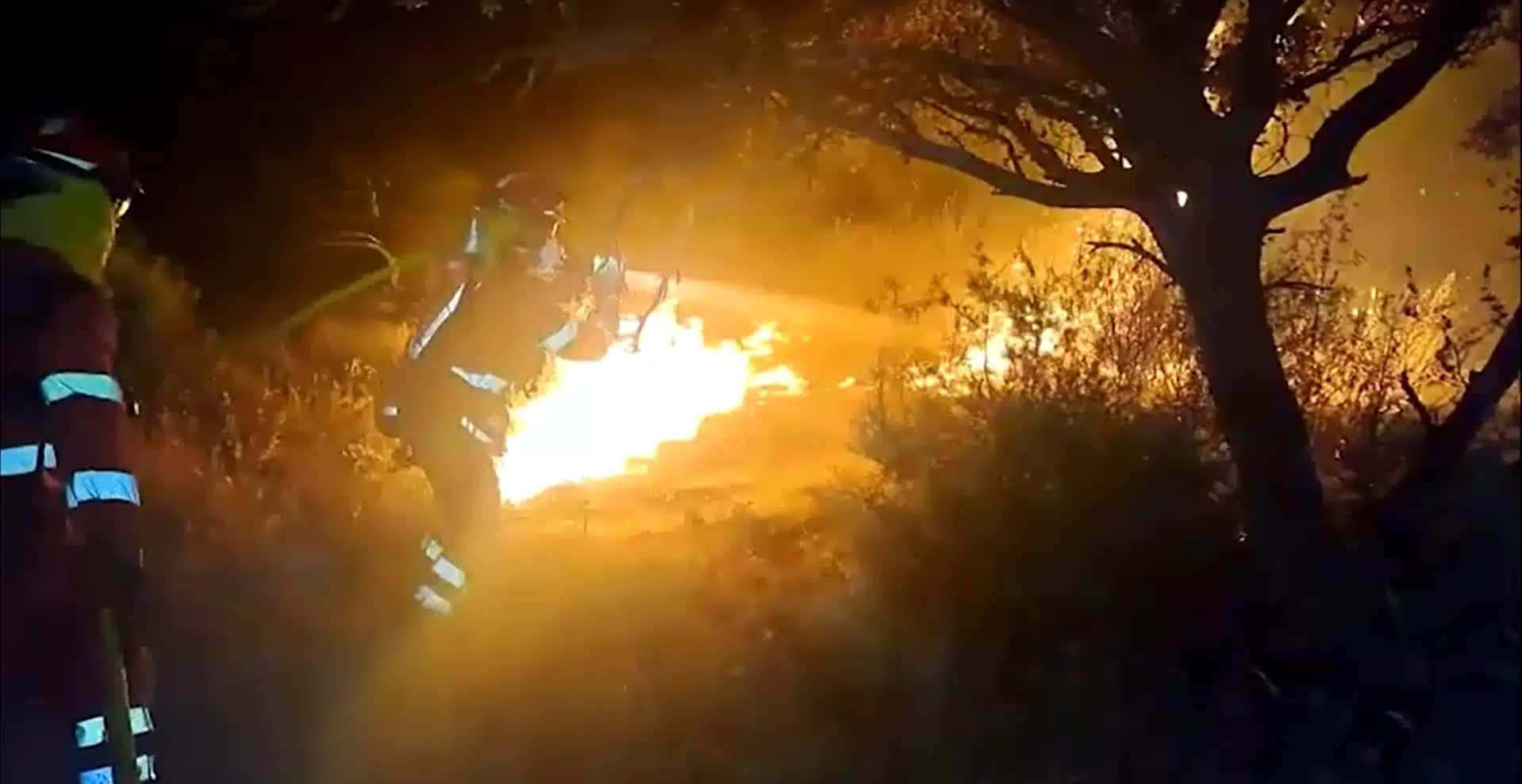 Bombeiros combatem incêndios durante a noite em várias regiões da Espanha