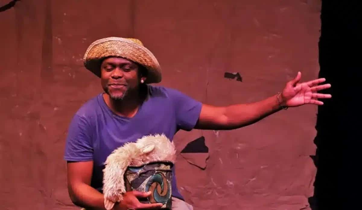 Artista moçambicano é ator, músico, performer, contador de histórias e arte-educador