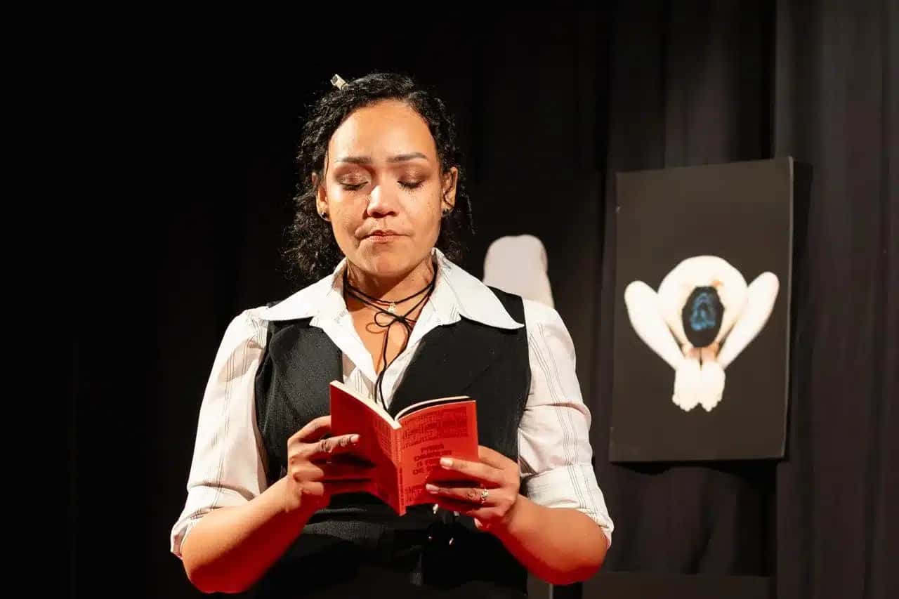 Espetáculo ‘Elas por Elas’ reúne teatro, poesia, música e artes visuais para refletir sobre a vida das mulheres