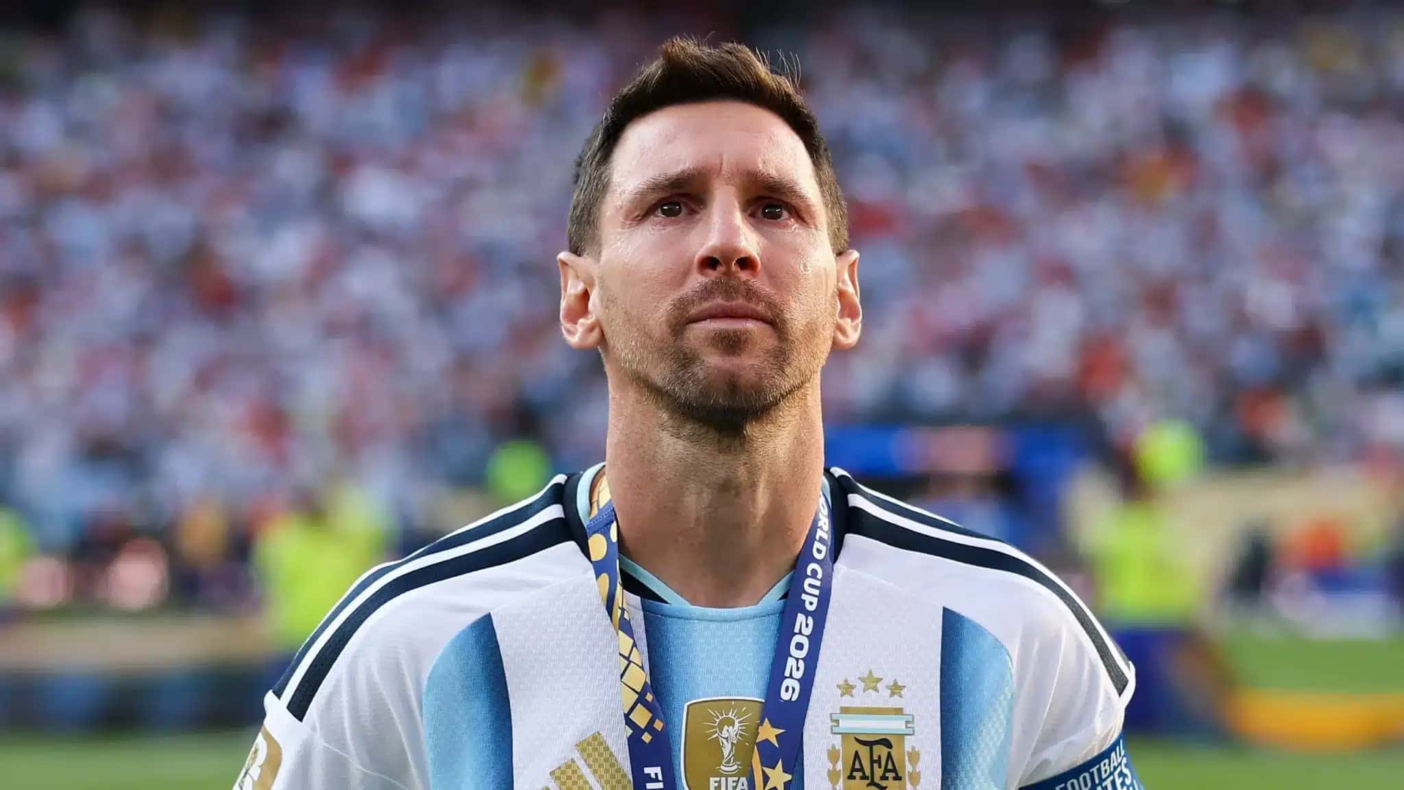 Lionel Messi, da Argentina, com a medalha de prata depois da derrota para a Espanha na final da Copa do Mundo