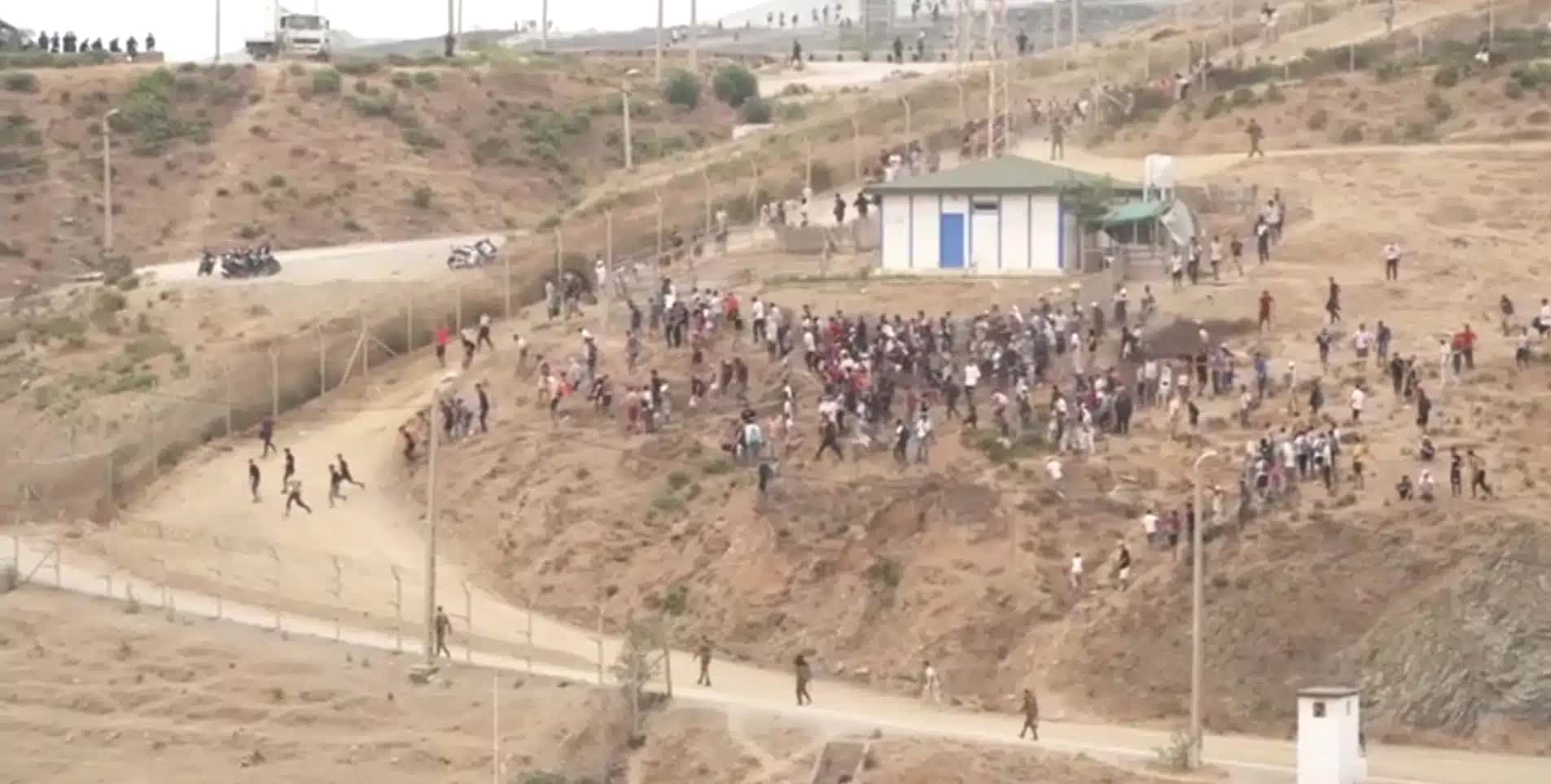 Migrantes invadem Ceuta, na Espanha, pela passagem de fronteira de Tarajal