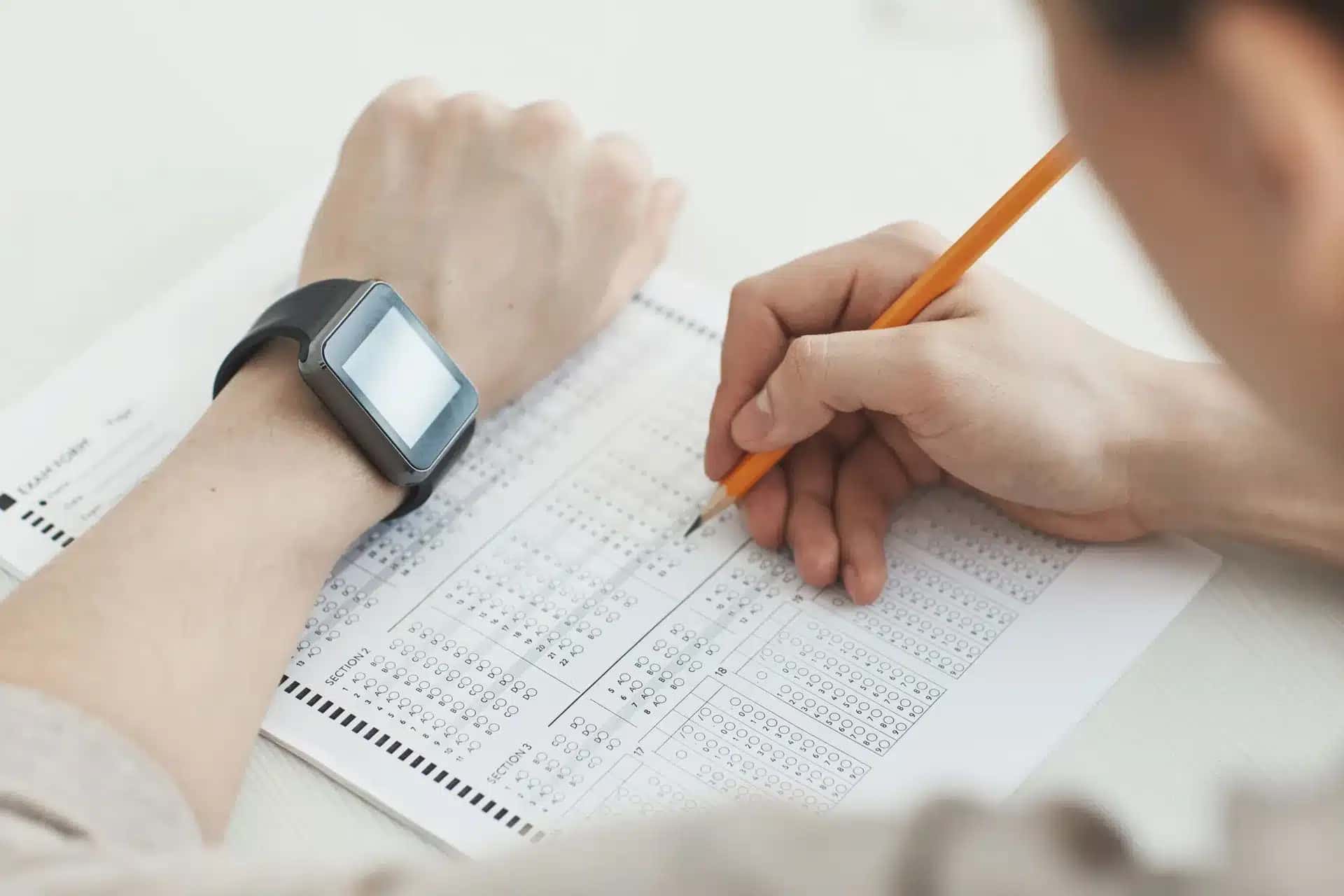 O “truque” usado pelo professor se assemelha a uma técnica conhecida entre profissionais de tecnologia e segurança digital: a prompt injection.