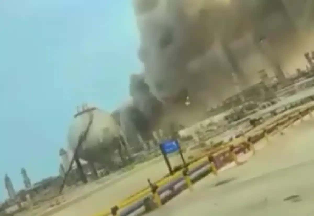 Imagens feitas por testemunhas mostram uma densa fumaça cobrindo a refinaria de petróleo da Aramco em Ras Tanura, na Arábia Saudita, após o local ser atingido por um drone, segundo uma fonte do setor