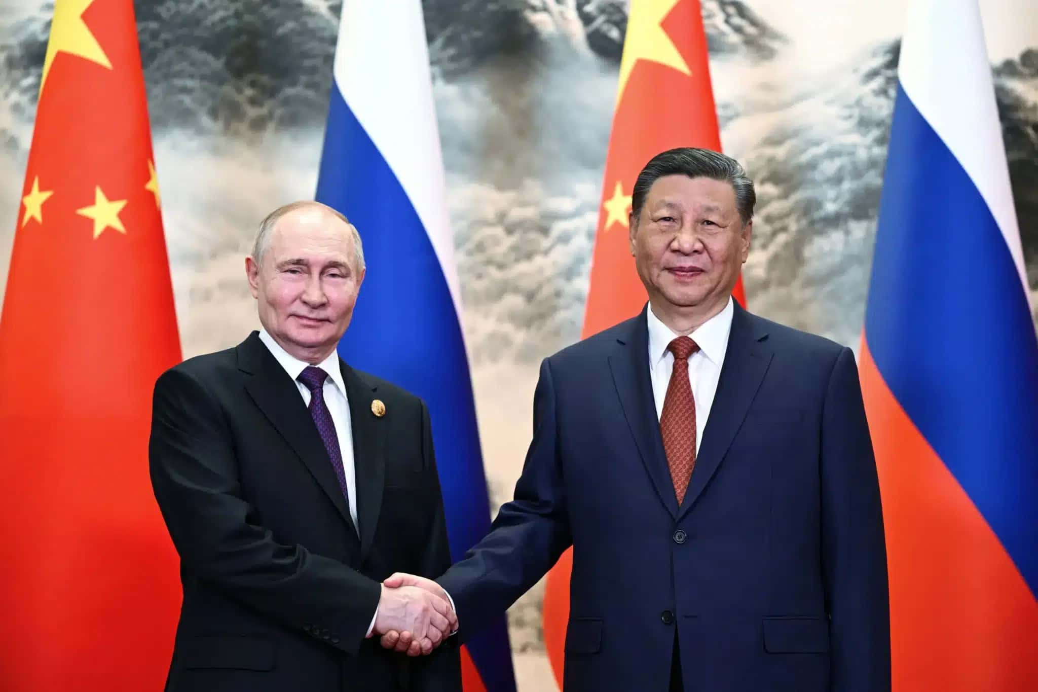 Presidentes da Rússia, Vladimir Putin, e da China, Xi Jinping, em Pequim