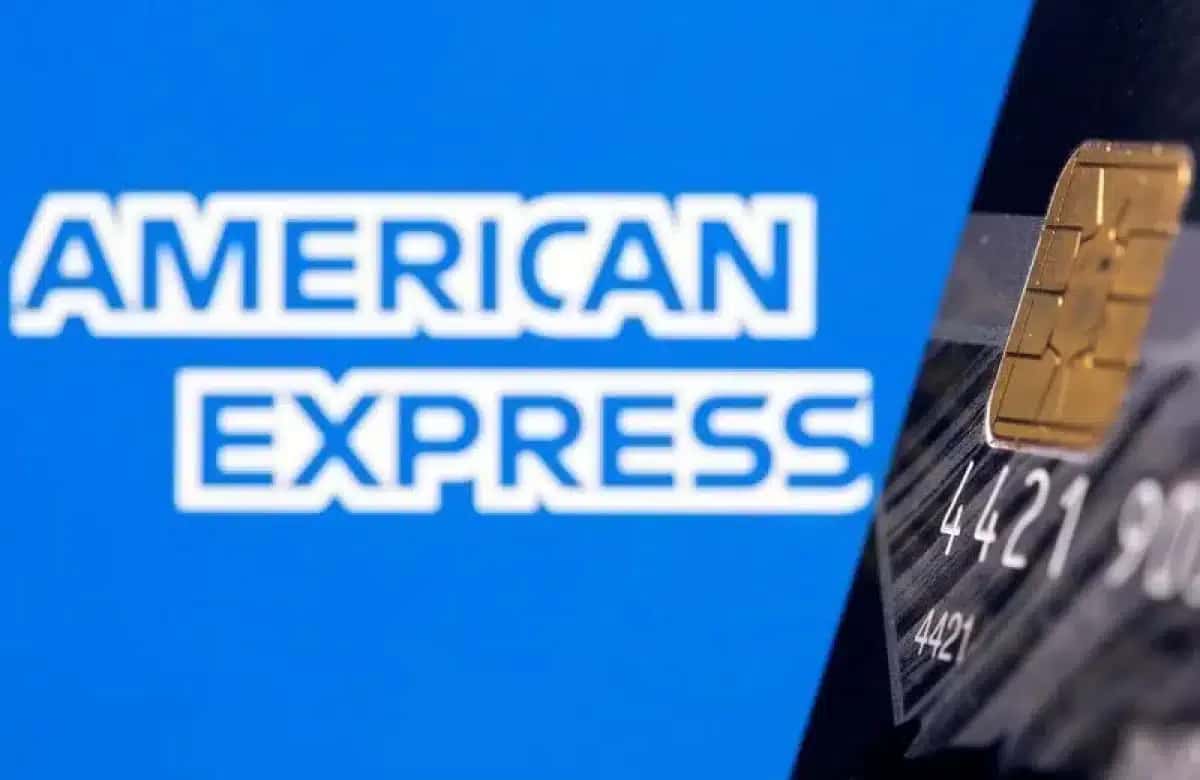 Cartão de crédito é visto em frente ao logotipo da American Express