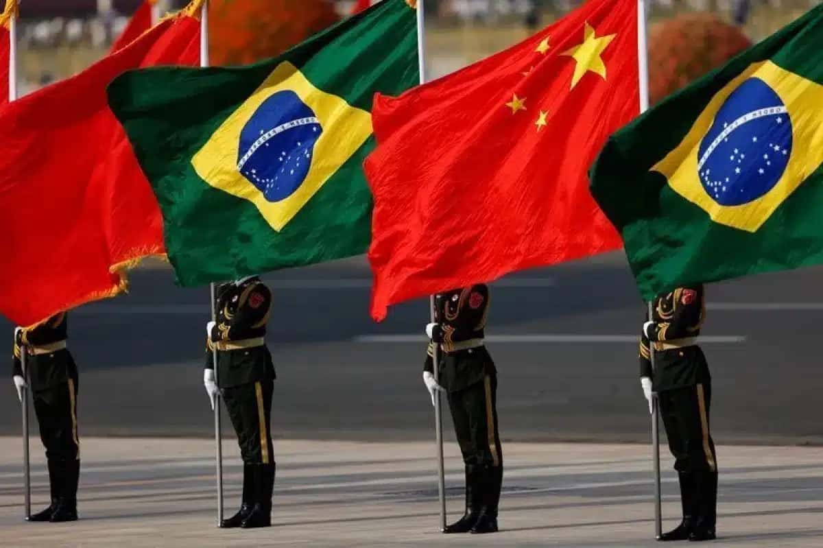 Bandeiras do Brasil e da China por ocasião de visita do presidente Lula a Pequim