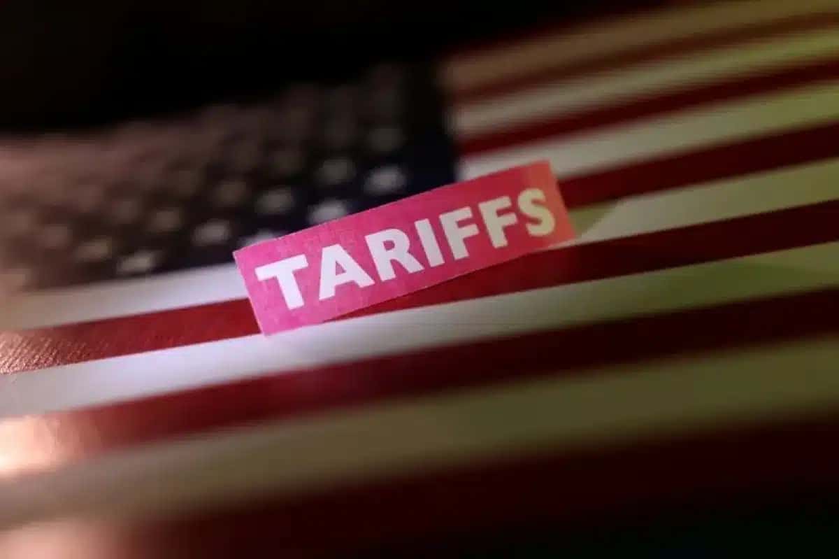 Ilustração mostra bandeira dos EUA com palavra “tarifas”