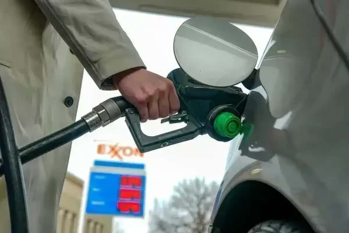 Gasolina entra no centro da discussão com instabilidade no tráfego em Ormuz