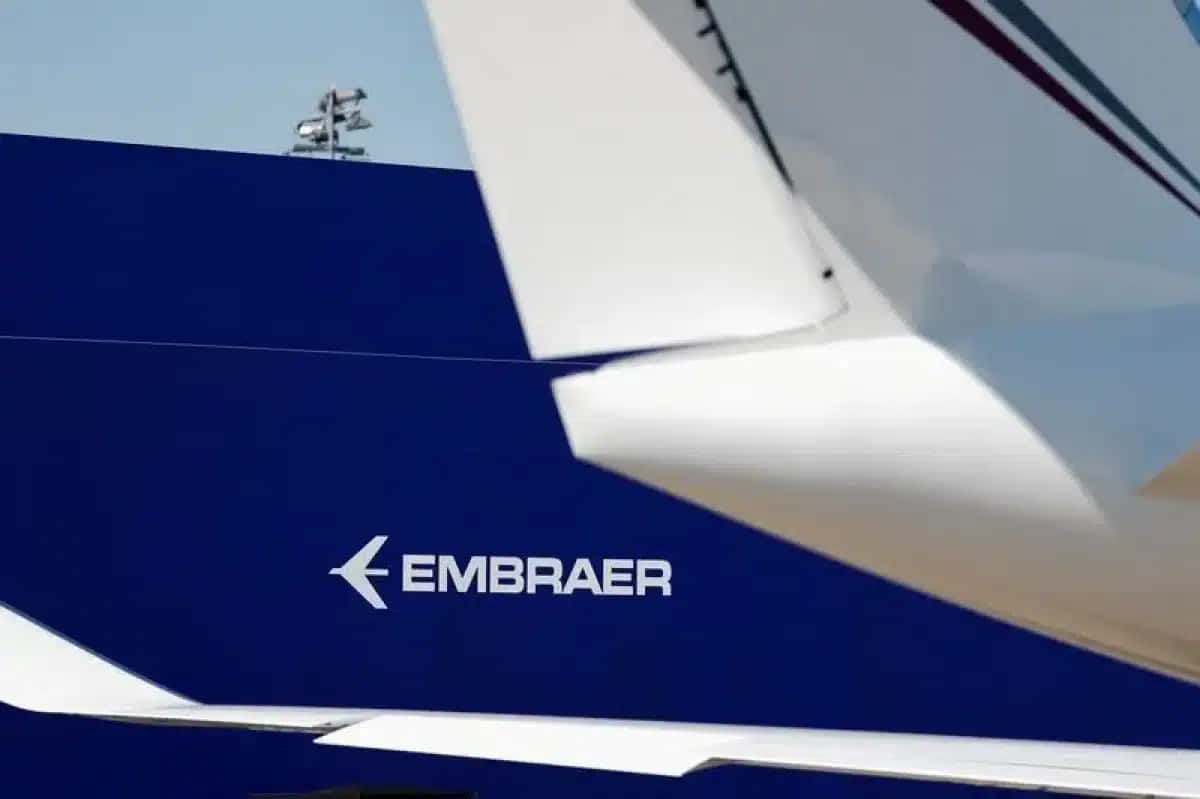 Logo da Embraer durante a Paris Air Show