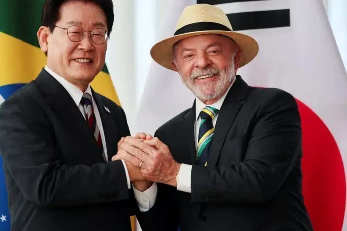 Lula e o presidente sul-coreano, Lee Jae Myung, se cumprimentam no Palácio do Alvorada