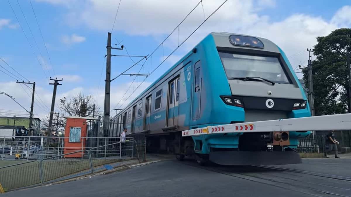 Trem A05 da ViaMobilidade atendendo passageiros na estação Santa Rita da Linha 8-Diamante. (Kauã Henrique Ferrovia)