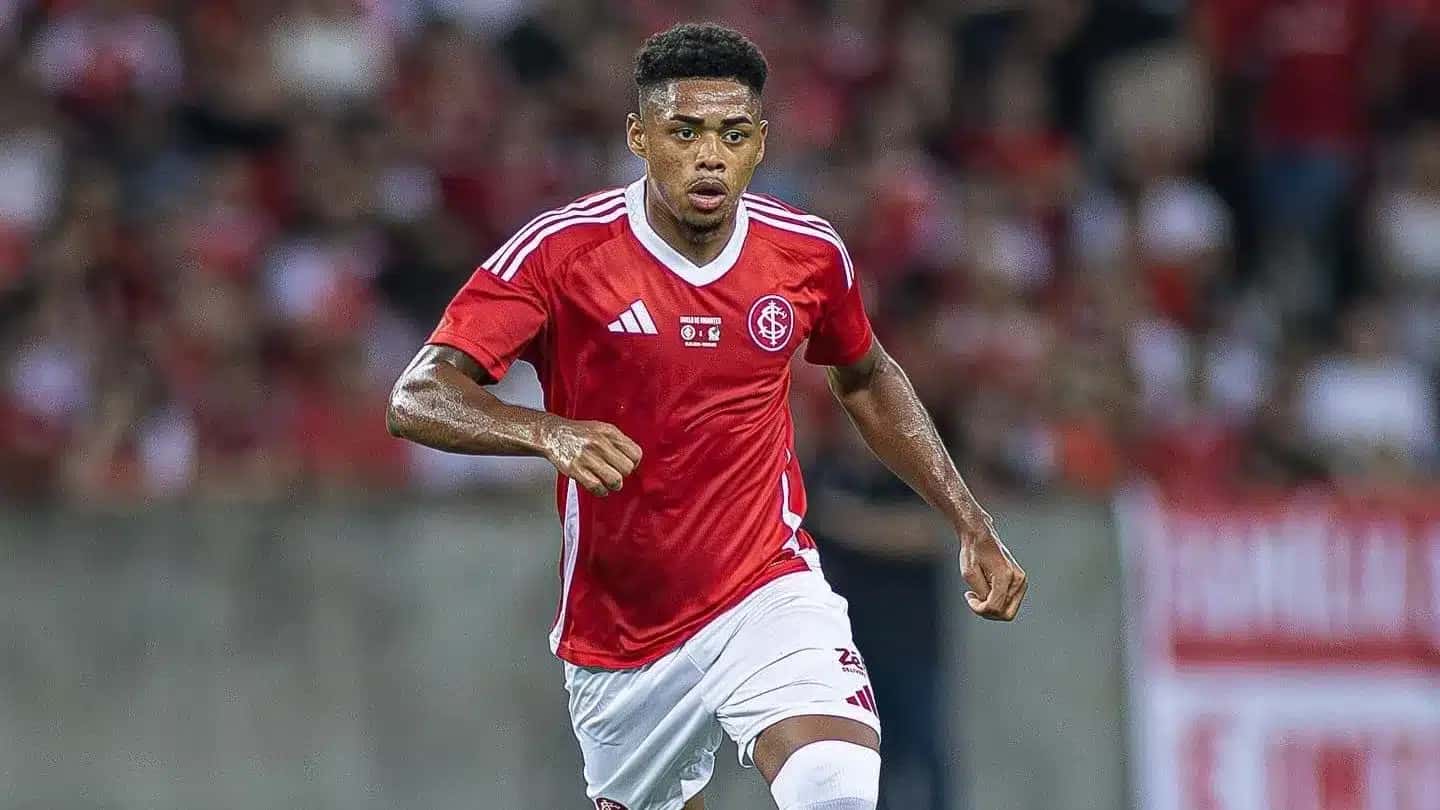 Victor Gabriel, zagueiro do Internacional, foi punido após causar lesão em Gabriel Pec