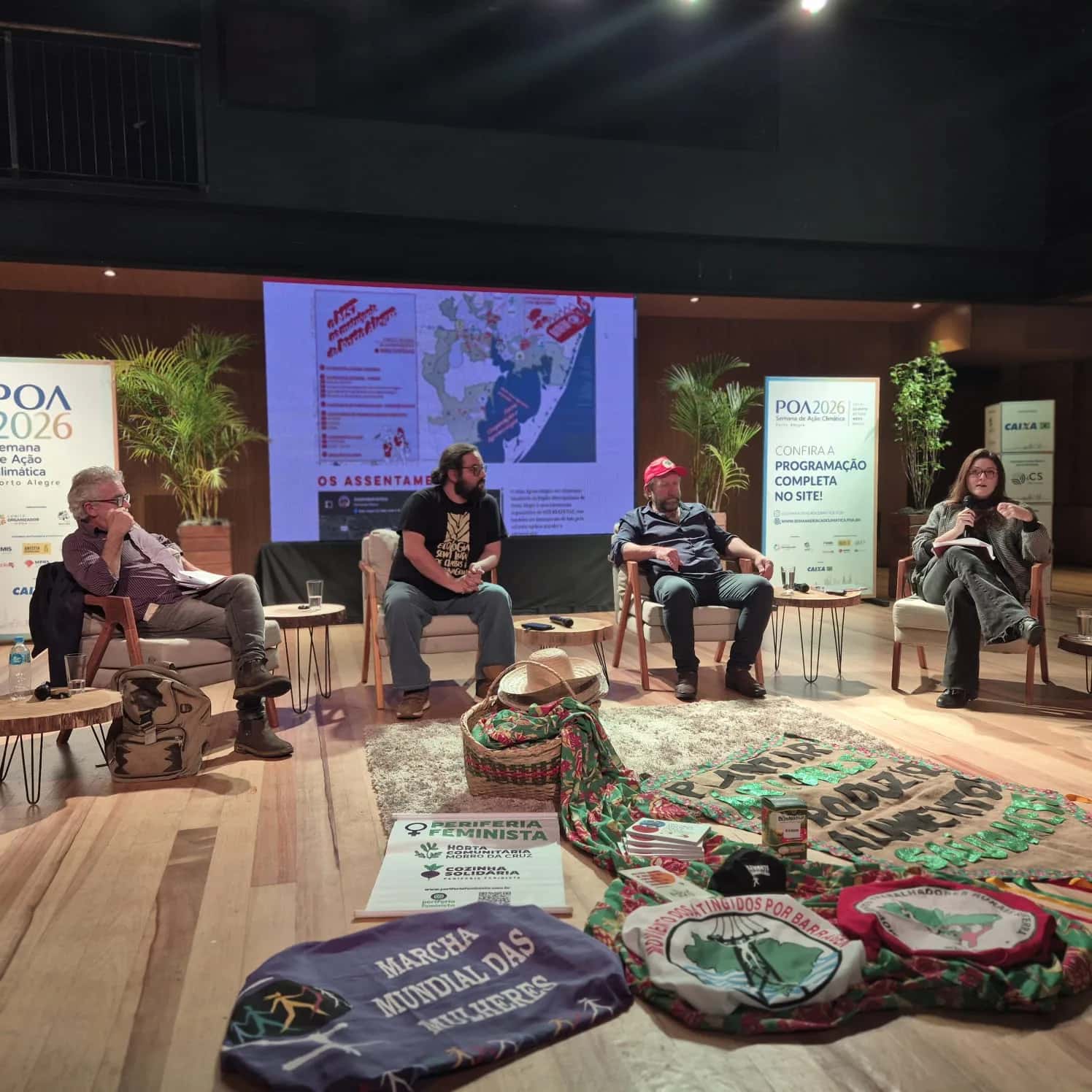 Mesa de debate sobre reforma agrária e ação climática reuniu pesquisadoras e lideranças do MST durante a Semana de Ação Climática de Porto Alegre, no Teatro Olga Reverbel
