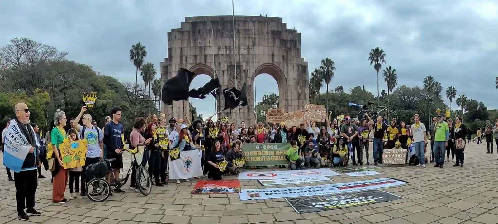 O encerramento da 1ª Semana de Ação Climática de Porto Alegre reuniu, na manhã deste domingo (26), uma caminhada em defesa das florestas urbanas e da justiça climática