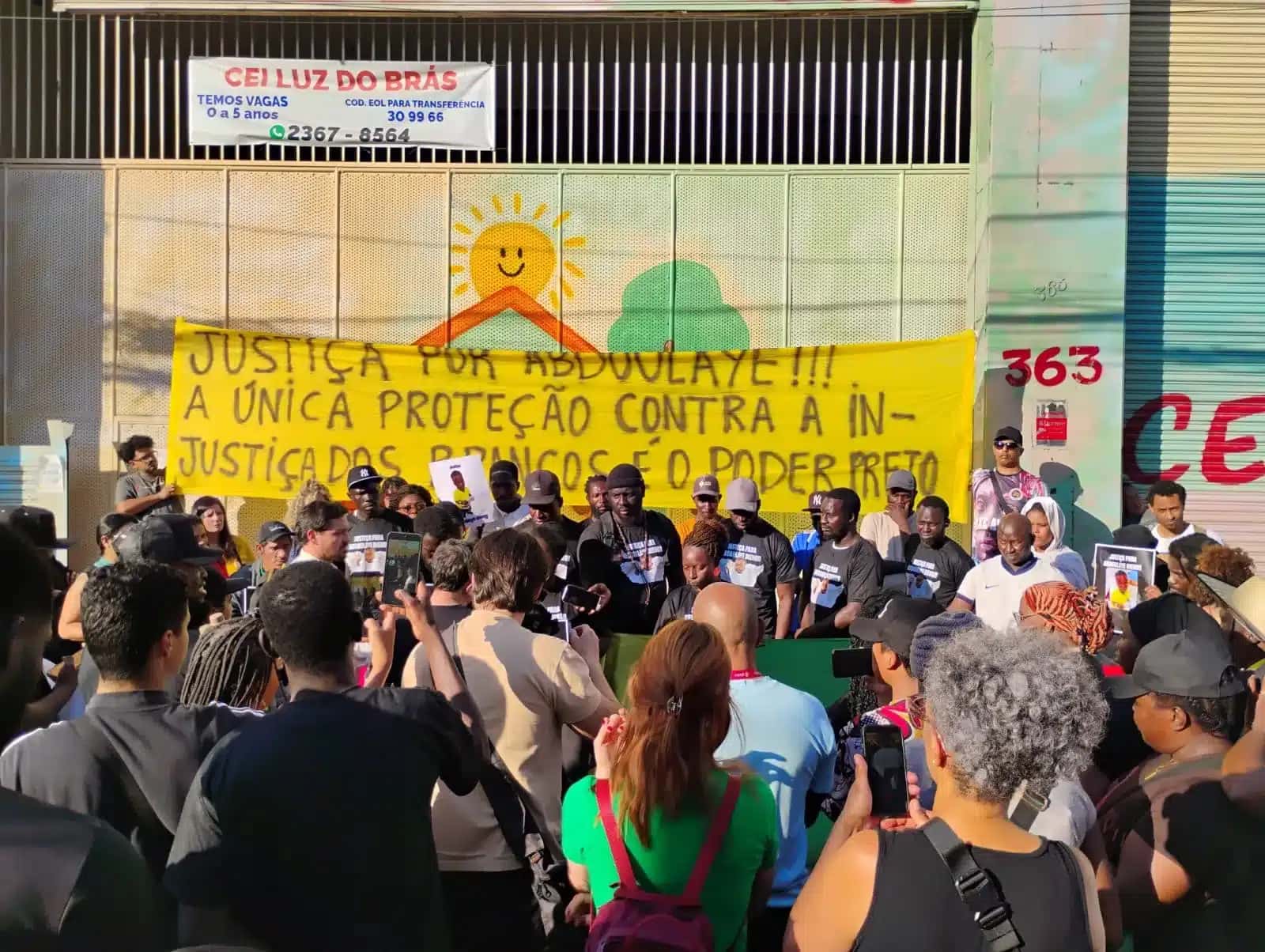 Ato reuniu manifestantes em frente à Creche Luz do Brás.