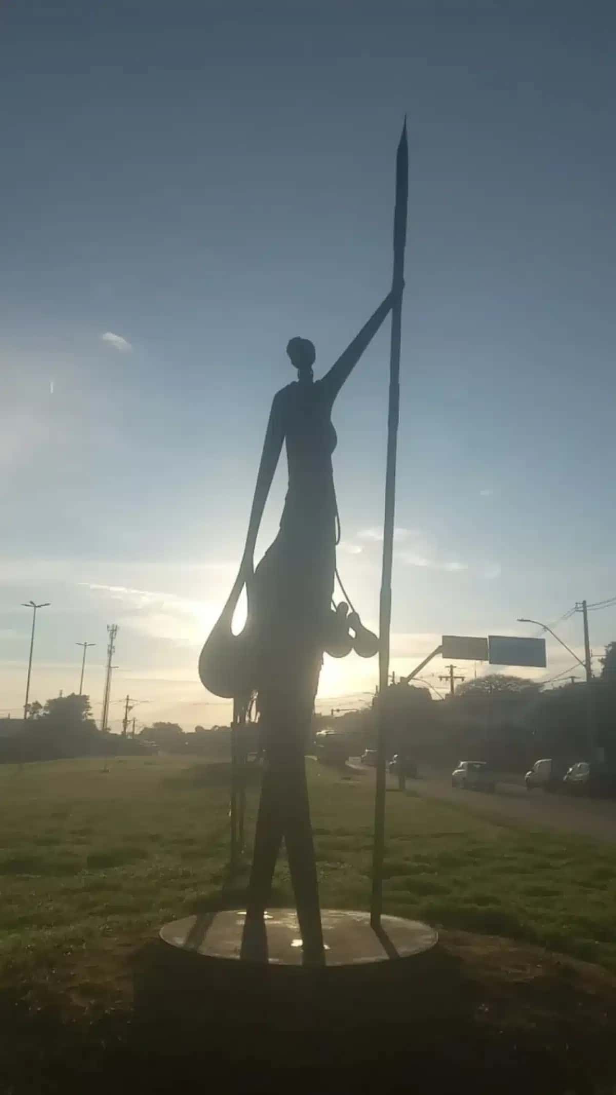 Dandara dos Palmares (1654-1694) foi uma guerreira e liderança central do Quilombo dos Palmares, destacando-se por liderar táticas de defesa militar, rejeitar acordos parciais de paz que mantinham a escravidão e simbolizar a resistência feminina negra