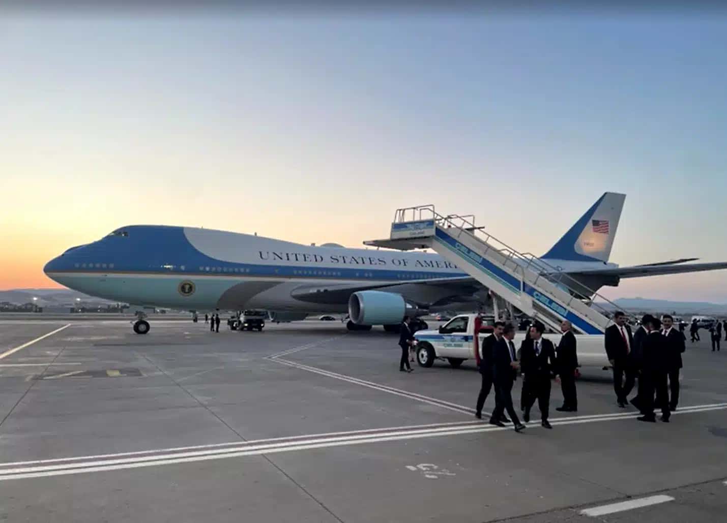 Imagens mostram o Air Force One durante a troca de aeronave de Trump