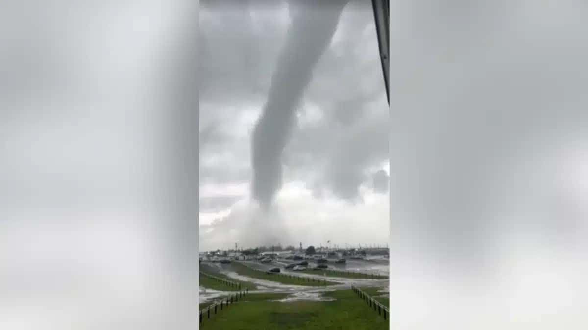 Vídeo feito por uma testemunha mostra uma tromba-d’água que se transformou em tornado e causou danos em Atlantic Beach, Nova York