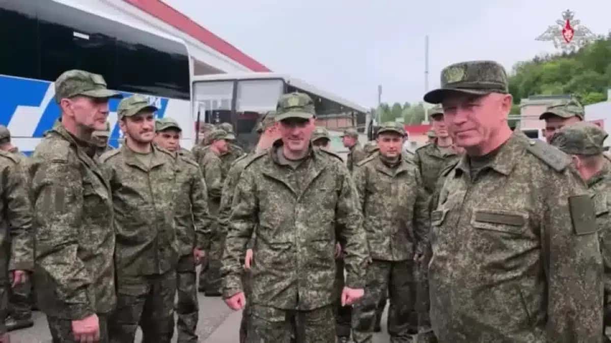 Soldados russos soltos pela Ucrânia em maior troca de prisioneiros de guerra entre os dois países.