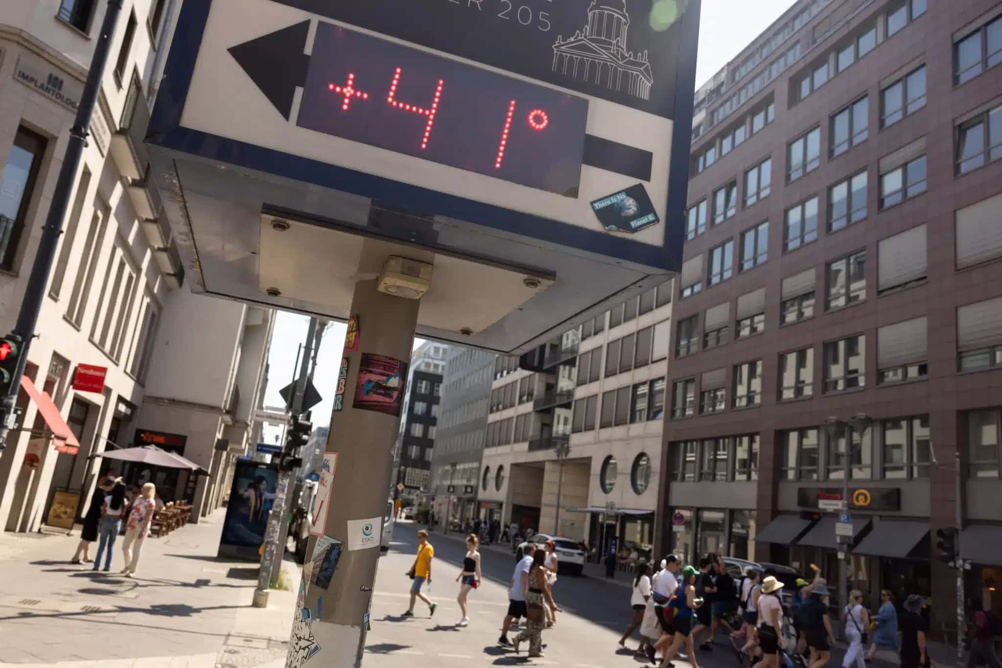 Painel em Berlim indica uma temperatura de 41 graus Celsius durante a onda de calor que atinge a Europa em junho de 2026