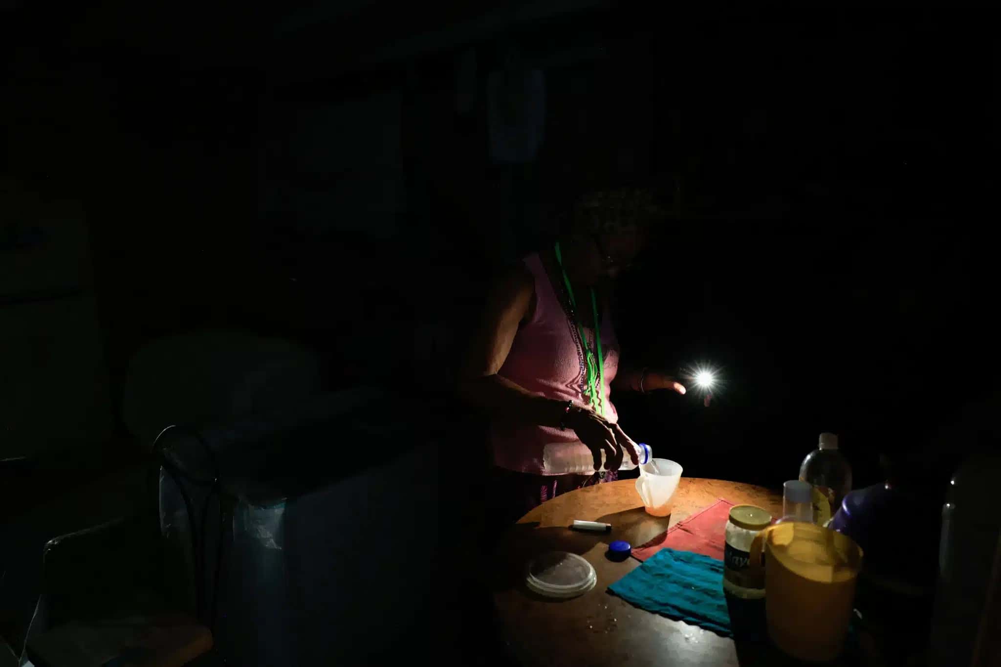 Pessoa sem energia em casa após um colapso de energia na rede elétrica de Cuba em 6 de julho
