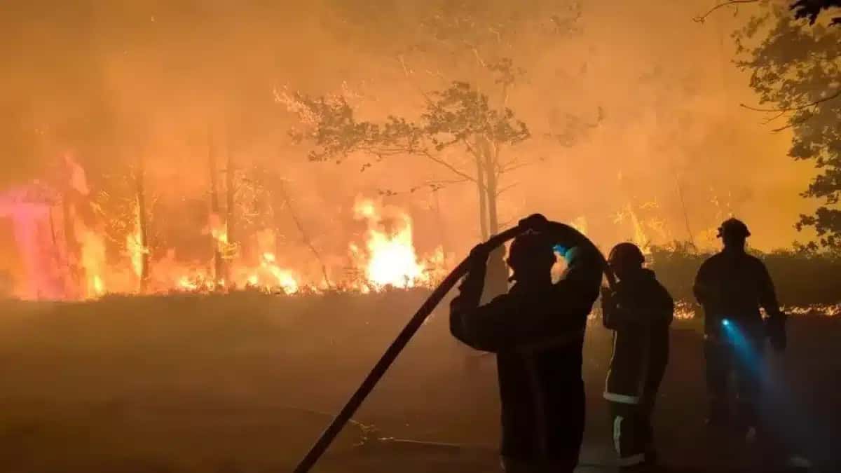 Bombeiros tentando conter as chamas dos incêndios no sudoeste da França