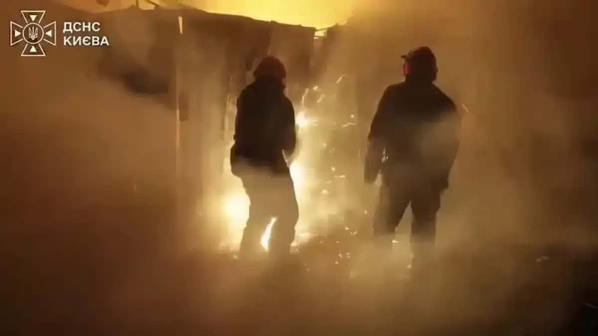 Imagens captadas pelo Serviço Estatal de Emergência de Kiev mostram equipes combatendo incêndios provocados por ataques russos que mataram três pessoas, incluindo uma criança, nos arredores da capital
