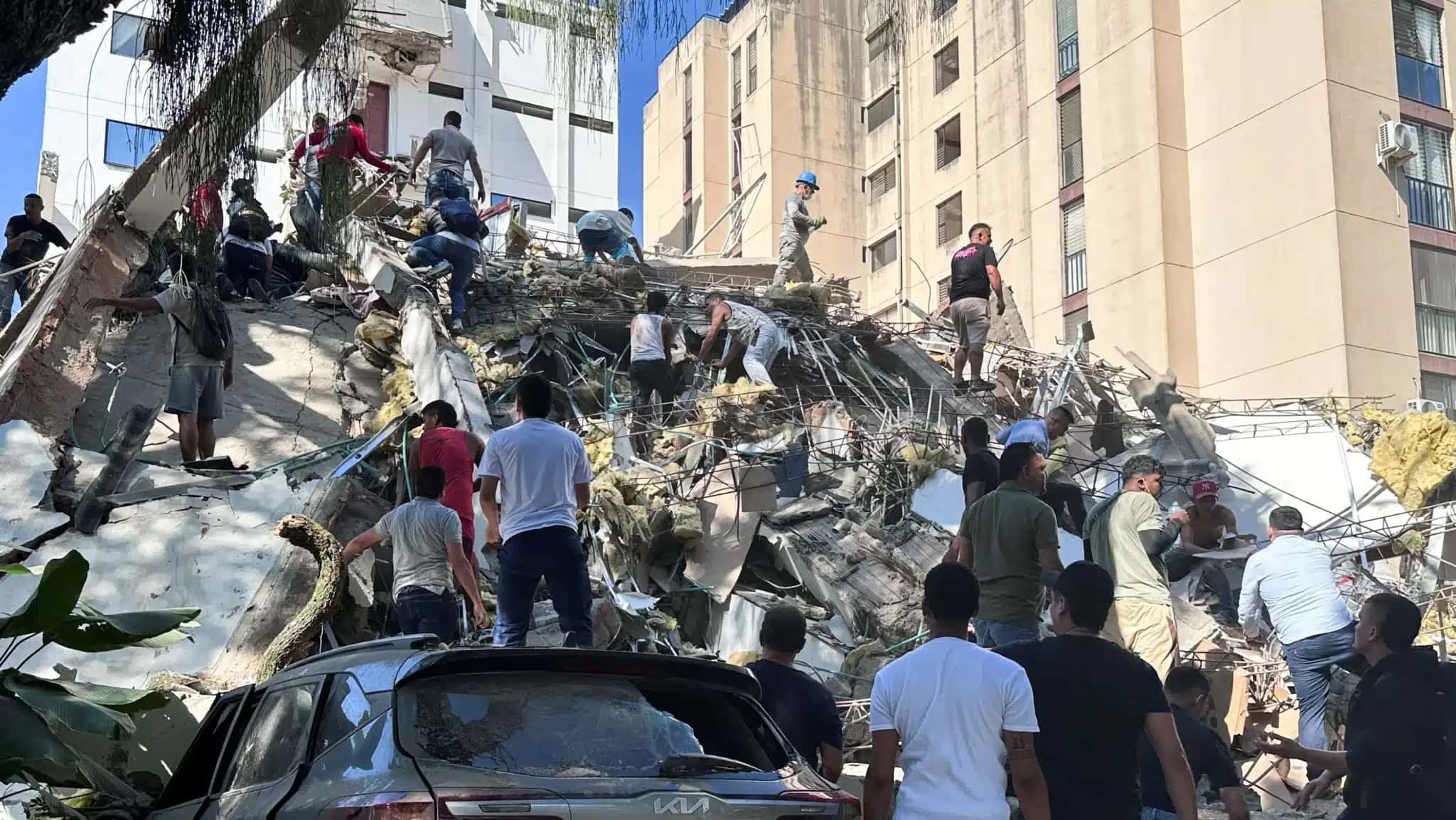 Moradores vasculham os escombros de um prédio que desabou após um terremoto, em Cali, na Colômbia 10 de agosto de 2026
