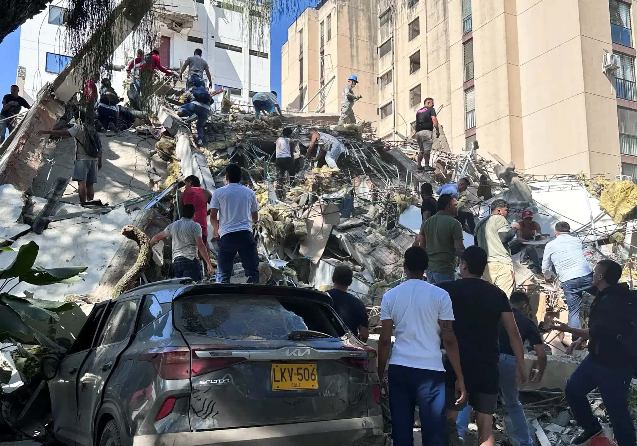 Moradores vasculham os escombros de um prédio que desabou após um terremoto, em Cali, na Colômbia 10 de agosto de 2026