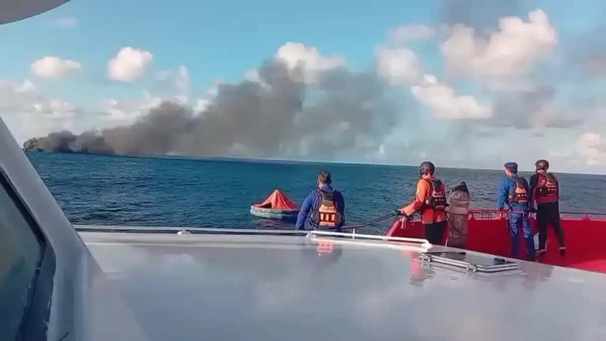 Balsa indonésia vinda de Bali pega fogo nas águas de Lombok