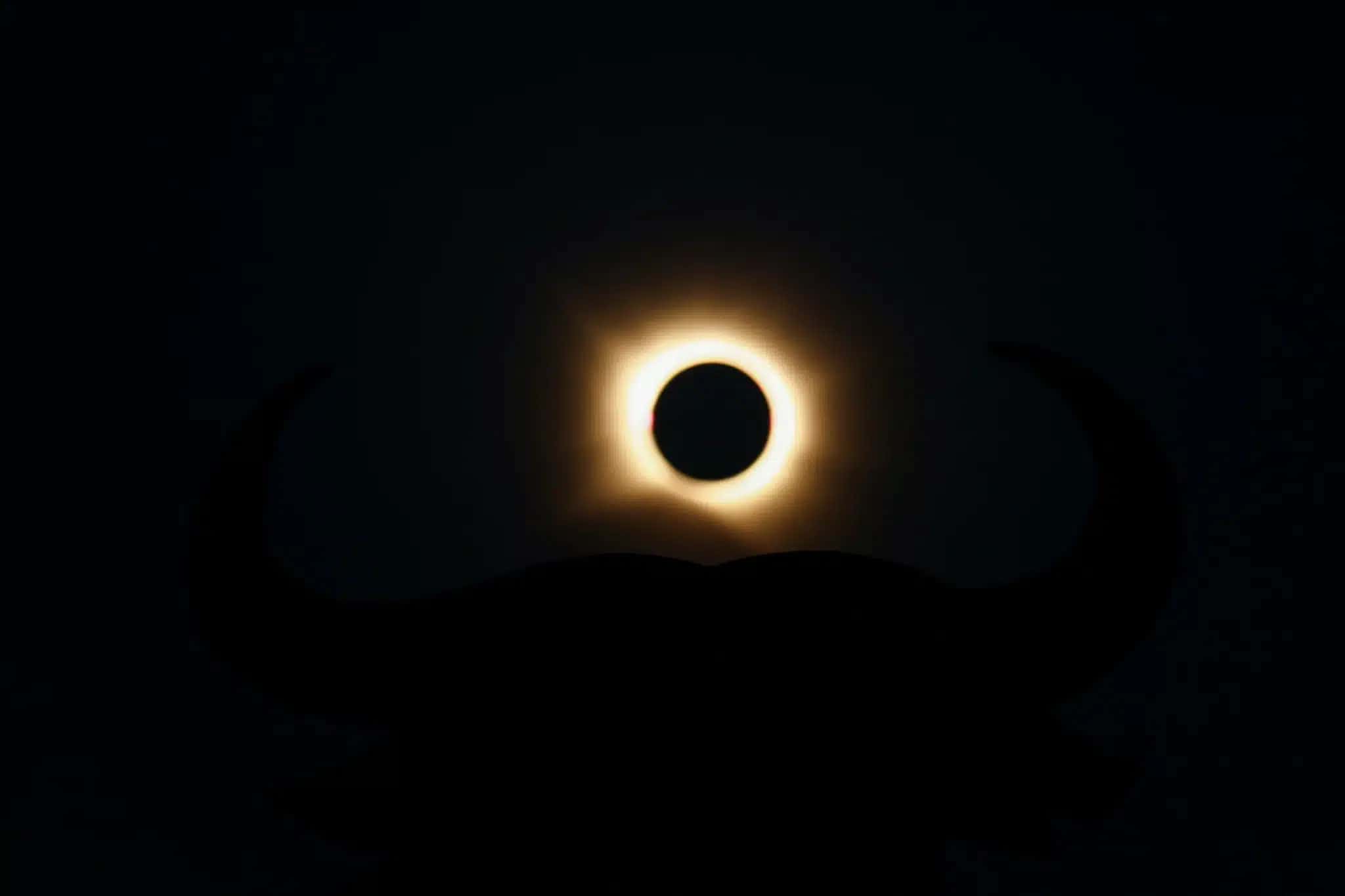 A Lua encobre totalmente o Sol durante um eclipse solar, em Navarrete, no norte da Espanha 12 de agosto de 2026