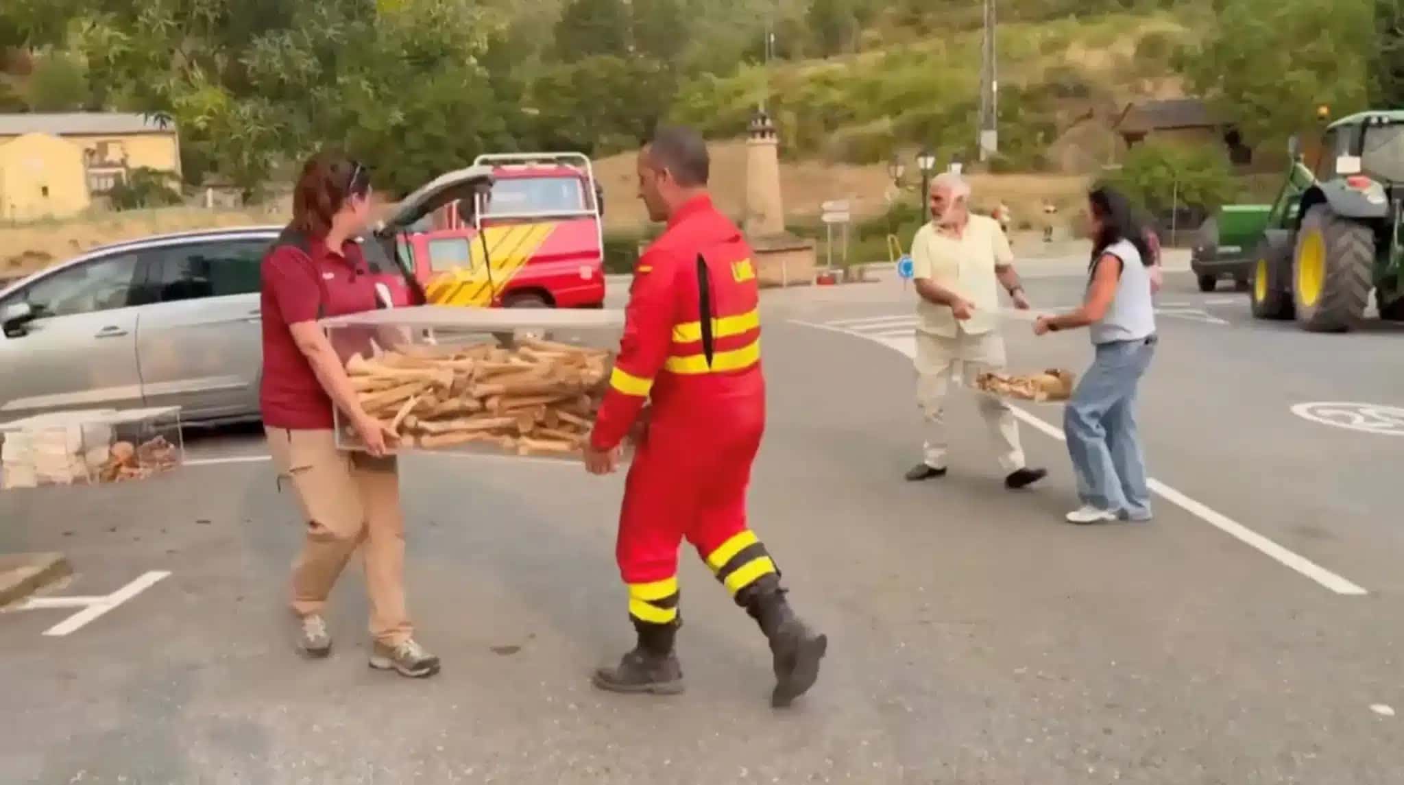 Bombeiro espanhol e autoridades locais transportam caixas contendo os restos mortais dos primeiros reis de Aragão após sua remoção de um mosteiro ameaçado por um incêndio florestal em San Juan de la Peña, Espanha 13 de agosto de 2026 Unidade Militar de Emergência da Espanha/Divulgação via REUTERS