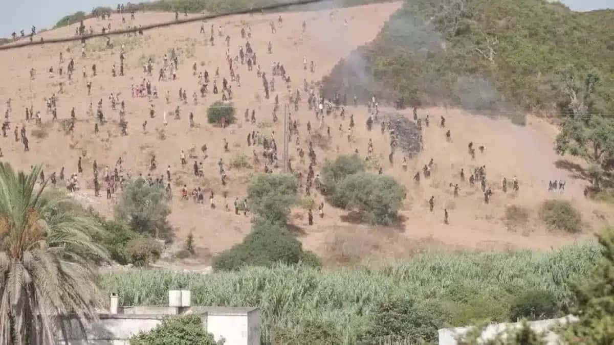 Forças de segurança marroquinas dispersam migrantes que tentavam atravessar para Ceuta, na Espanha