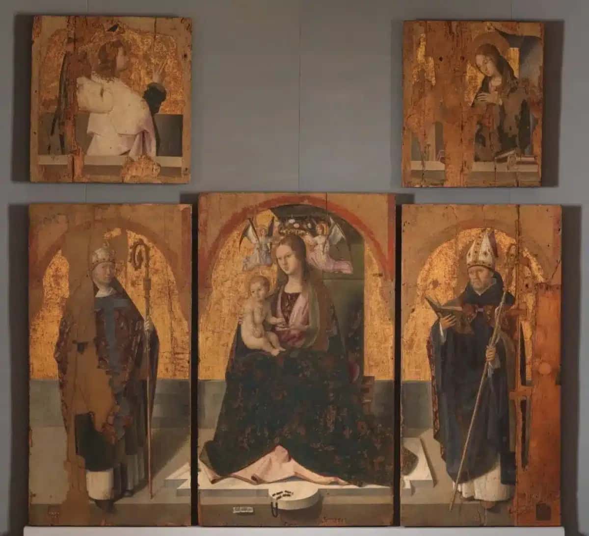 Cinco painéis remanescentes do “Polittico di San Gregorio”, de Antonello da Messina, de 1473, três dos quais foram roubados do Museu Regional Accascina, em Messina, Itália 16 de agosto de 2026 Cortesia do Museu Regional Accascina de Messina/Handout via REUTERS