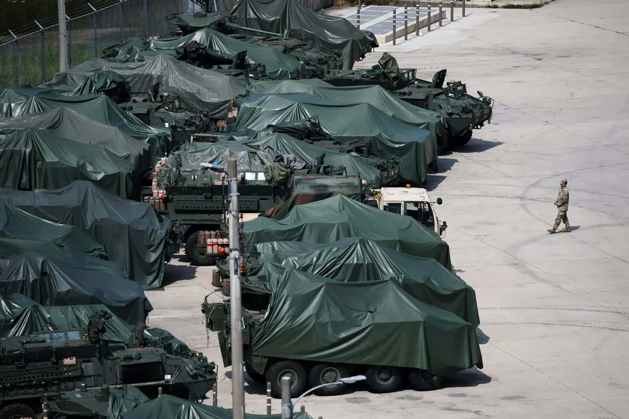 Veículos blindados cobertos por lonas em uma base do Exército dos EUA próxima à zona desmilitarizada que separa as duas Coreias
