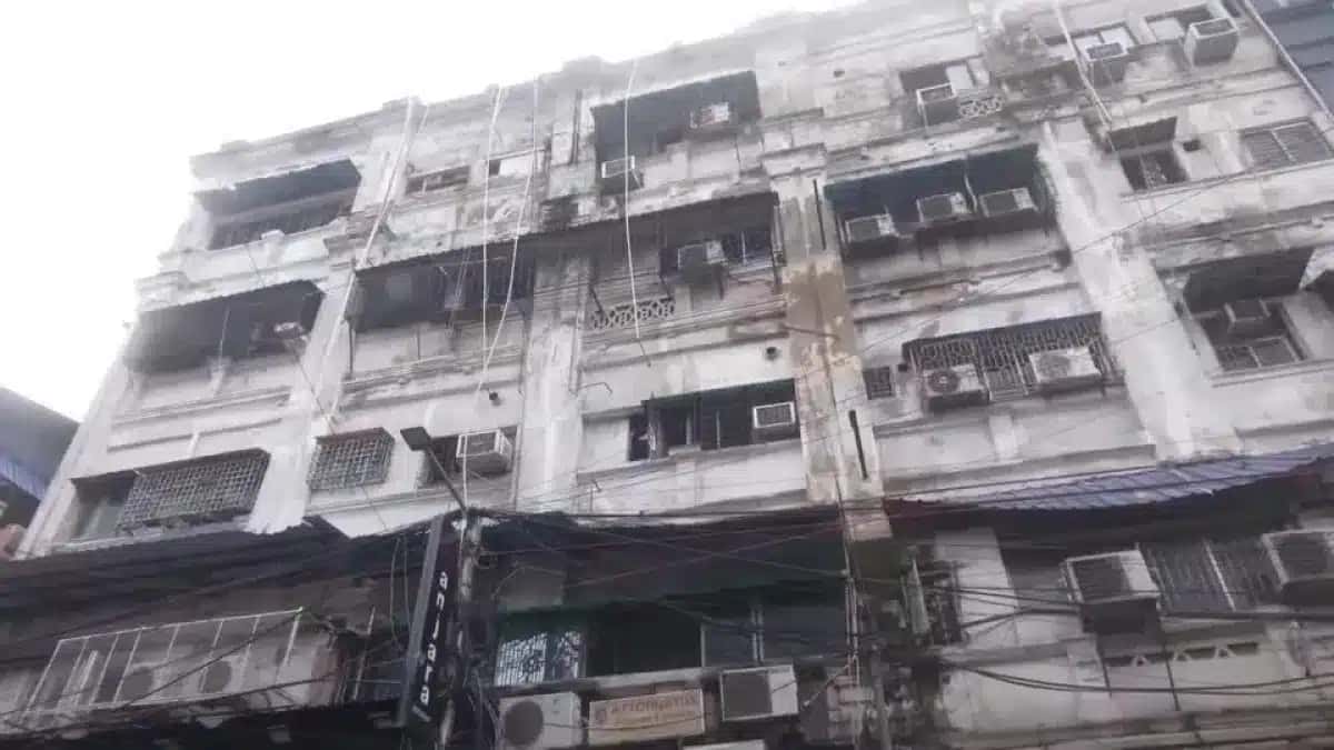 Pelo menos nove pessoas morreram em incêndio em hotel em Calcutá, na Índia