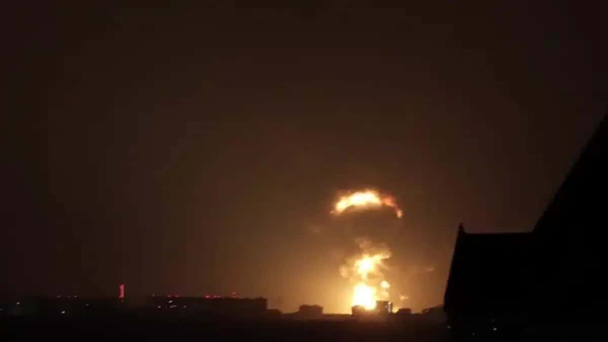 Ataque com míssil balístico russo incendeia o horizonte de Kiev na madrugada desta quinta-feira (20)