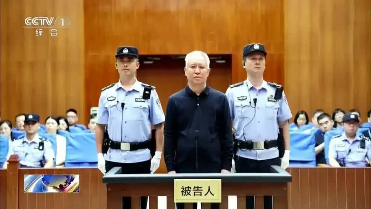 Fundador da Evergrande é condenado à prisão perpétua na China