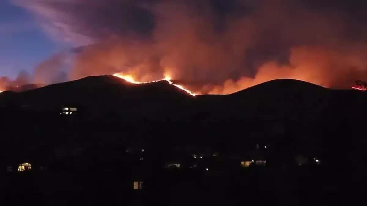 Fumaça e chamas do incêndio Hawk, em Nevada, são vistas sobre as montanhas